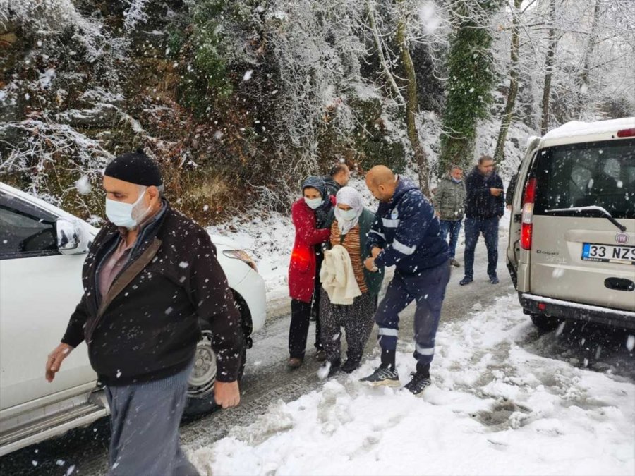 Mersin'de Kardan Kapanan Yolda Araçlarıyla Mahsur Kalan Aileyi Belediye Ekipleri Kurtardı