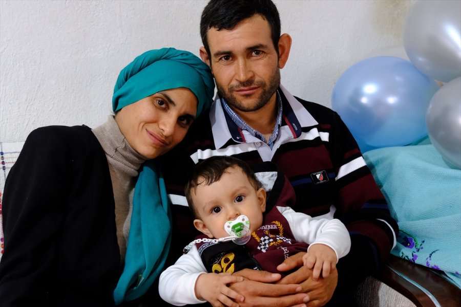 Mersin'de Yaşayan Zihinsel Engelli Çiftin Bebeğine Sürpriz Doğum Günü Kutlaması