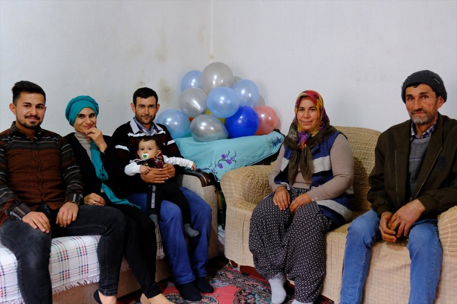 Mersin'de Yaşayan Zihinsel Engelli Çiftin Bebeğine Sürpriz Doğum Günü Kutlaması