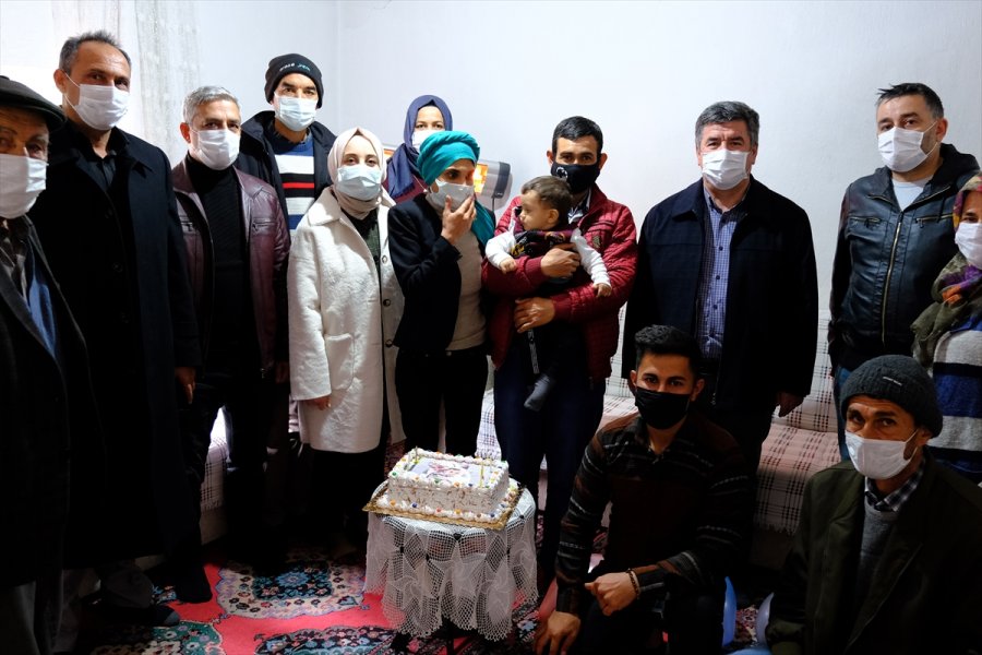 Mersin'de Yaşayan Zihinsel Engelli Çiftin Bebeğine Sürpriz Doğum Günü Kutlaması