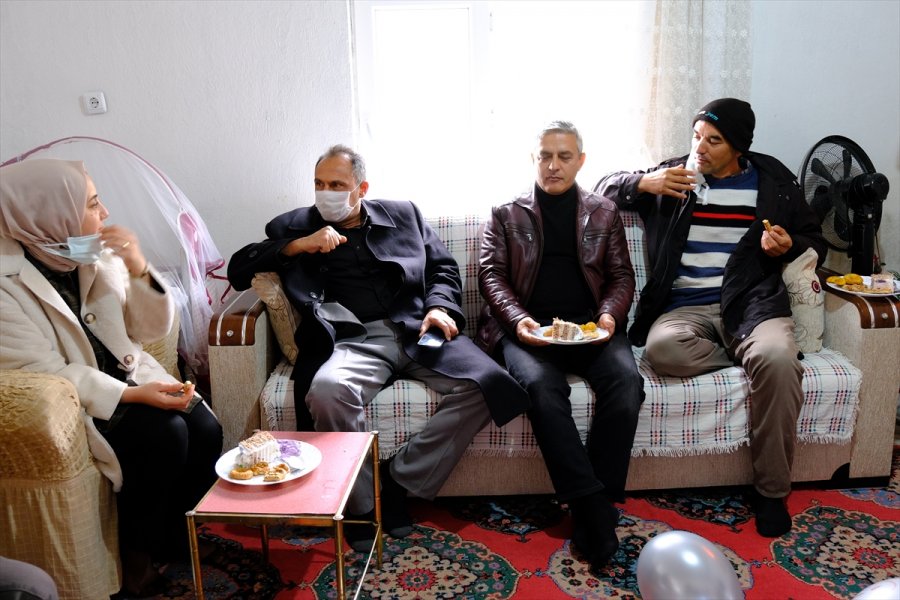 Mersin'de Yaşayan Zihinsel Engelli Çiftin Bebeğine Sürpriz Doğum Günü Kutlaması