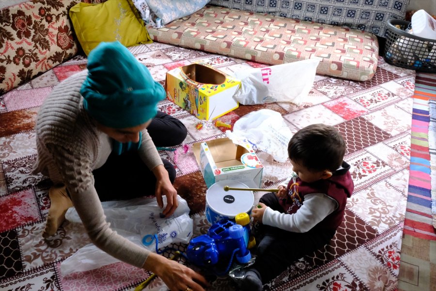 Mersin'de Yaşayan Zihinsel Engelli Çiftin Bebeğine Sürpriz Doğum Günü Kutlaması