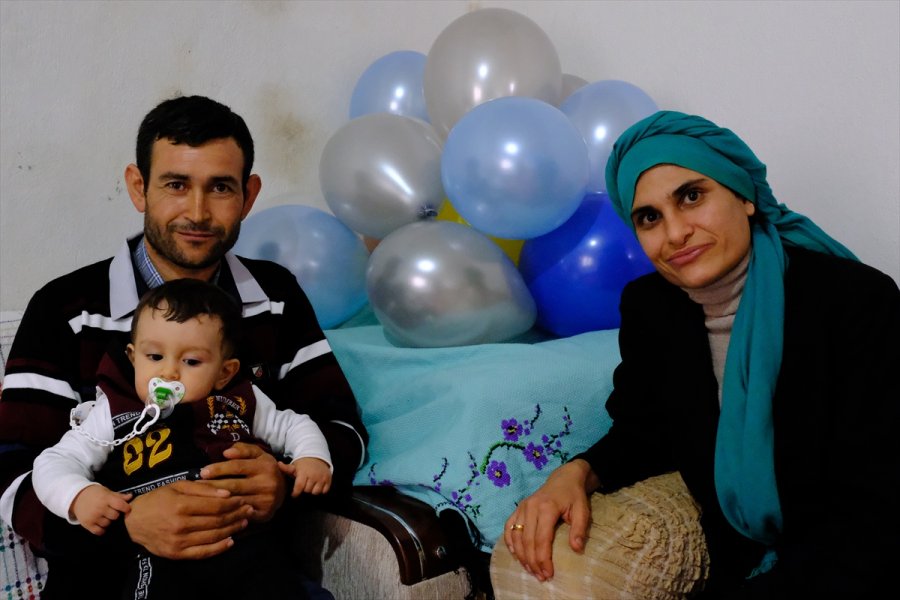 Mersin'de Yaşayan Zihinsel Engelli Çiftin Bebeğine Sürpriz Doğum Günü Kutlaması