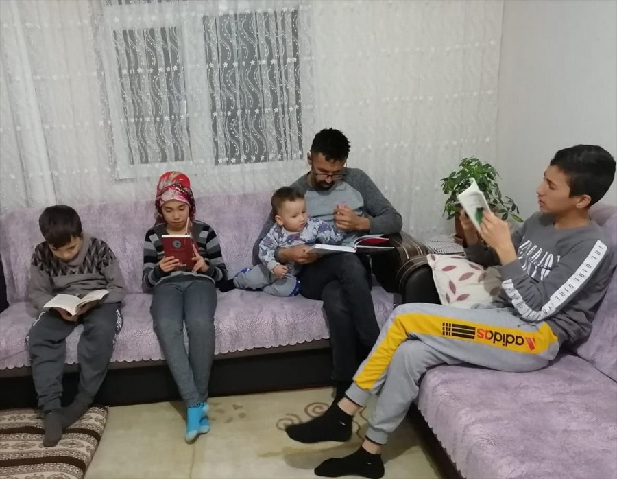 Aksaray'da Kitap Okuma Etkinliğine Yoğun İlgi