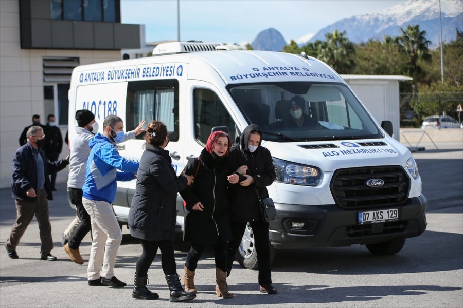 Antalya'da Evlerinde Ölü Bulunan Doktorun Diyetisyen Eşini Silahla Öldürdükten Sonra İntihar Ettiği Belirlendi