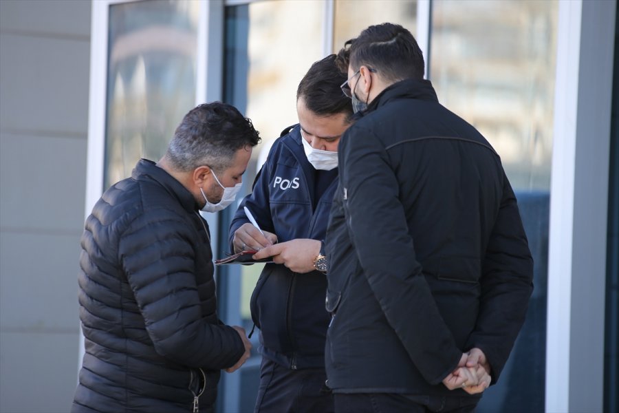 Antalya'da Evlerinde Ölü Bulunan Doktorun Diyetisyen Eşini Silahla Öldürdükten Sonra İntihar Ettiği Belirlendi