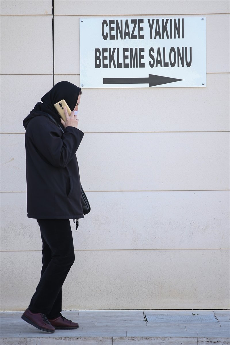 Antalya'da Evlerinde Ölü Bulunan Doktorun Diyetisyen Eşini Silahla Öldürdükten Sonra İntihar Ettiği Belirlendi
