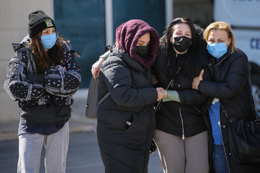 Antalya'da Evlerinde Ölü Bulunan Doktorun Diyetisyen Eşini Silahla Öldürdükten Sonra İntihar Ettiği Belirlendi