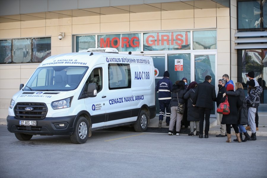 Antalya'da Evlerinde Ölü Bulunan Doktorun Diyetisyen Eşini Silahla Öldürdükten Sonra İntihar Ettiği Belirlendi