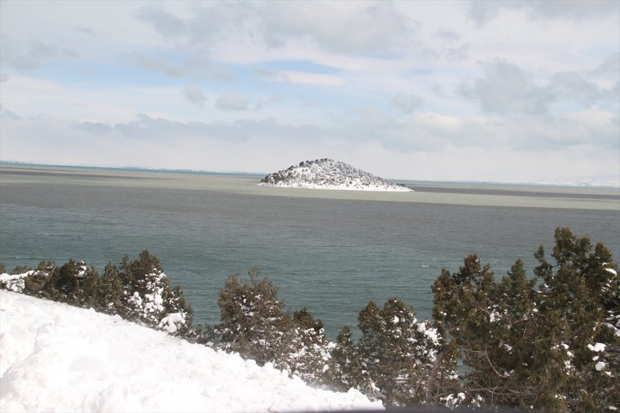 Beyşehir Gölü'ndeki Adalar Beyaza Büründü