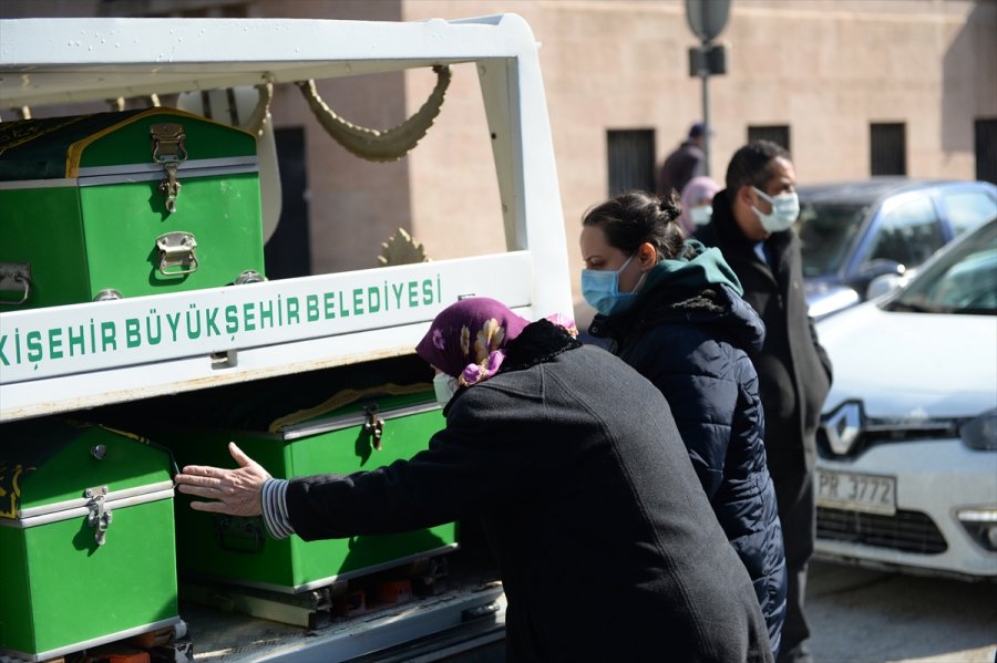 Eskişehir'de Evlerinde Eşiyle Ölü Bulunan Baba İle Oğlunun Güvenlik Kamerası Görüntüleri Ortaya Çıktı