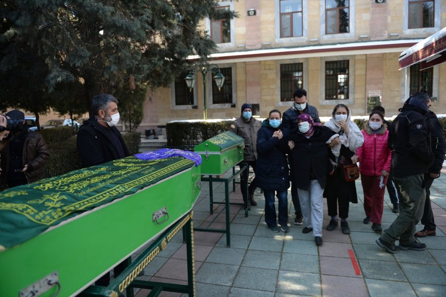 Eskişehir'de Evlerinde Eşiyle Ölü Bulunan Baba İle Oğlunun Güvenlik Kamerası Görüntüleri Ortaya Çıktı