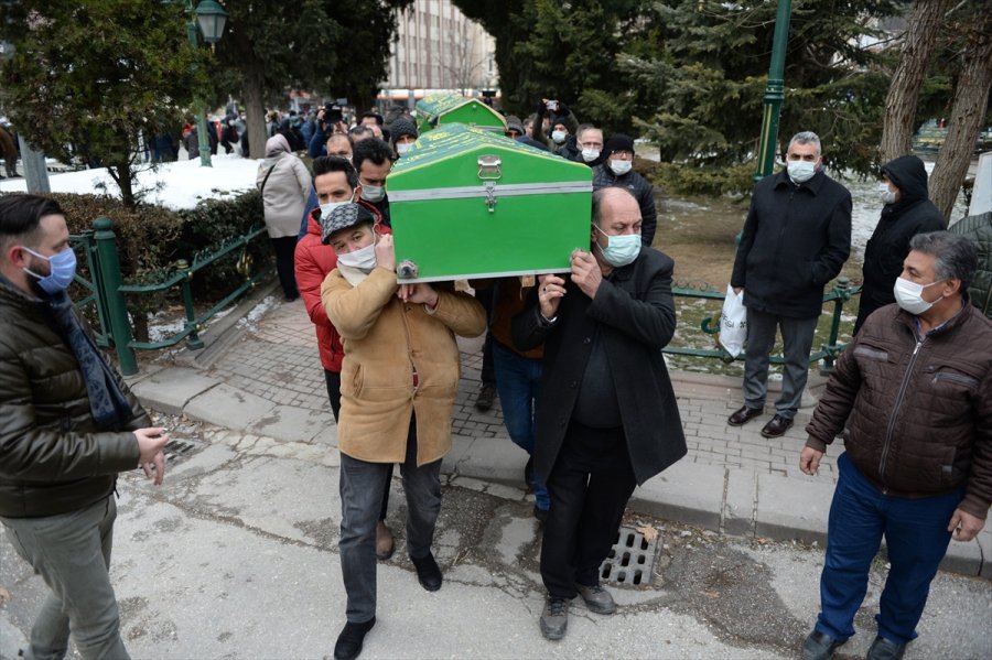 Eskişehir'de Ölü Bulunan Karı Koca Ve 4 Yaşındaki Çocukları Yan Yana Defnedildi
