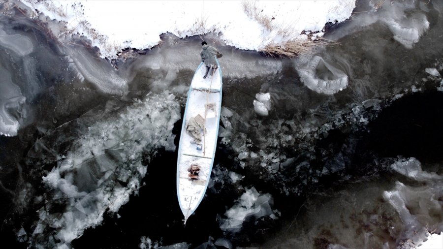 Konya'da Balıkçılar Eksi 18 Derecede Donan Beyşehir Gölü'nde Buzları Kırarak Avlanıyor