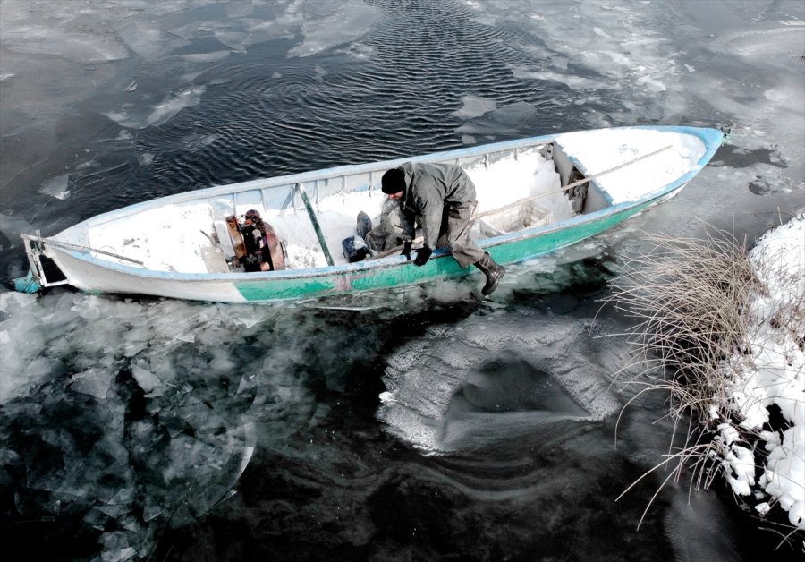 Konya'da Balıkçılar Eksi 18 Derecede Donan Beyşehir Gölü'nde Buzları Kırarak Avlanıyor