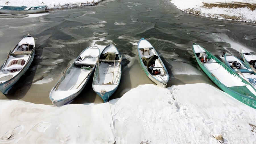 Konya'da Balıkçılar Eksi 18 Derecede Donan Beyşehir Gölü'nde Buzları Kırarak Avlanıyor