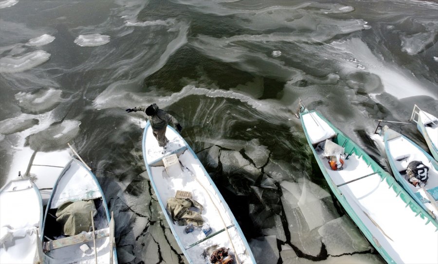 Konya'da Balıkçılar Eksi 18 Derecede Donan Beyşehir Gölü'nde Buzları Kırarak Avlanıyor