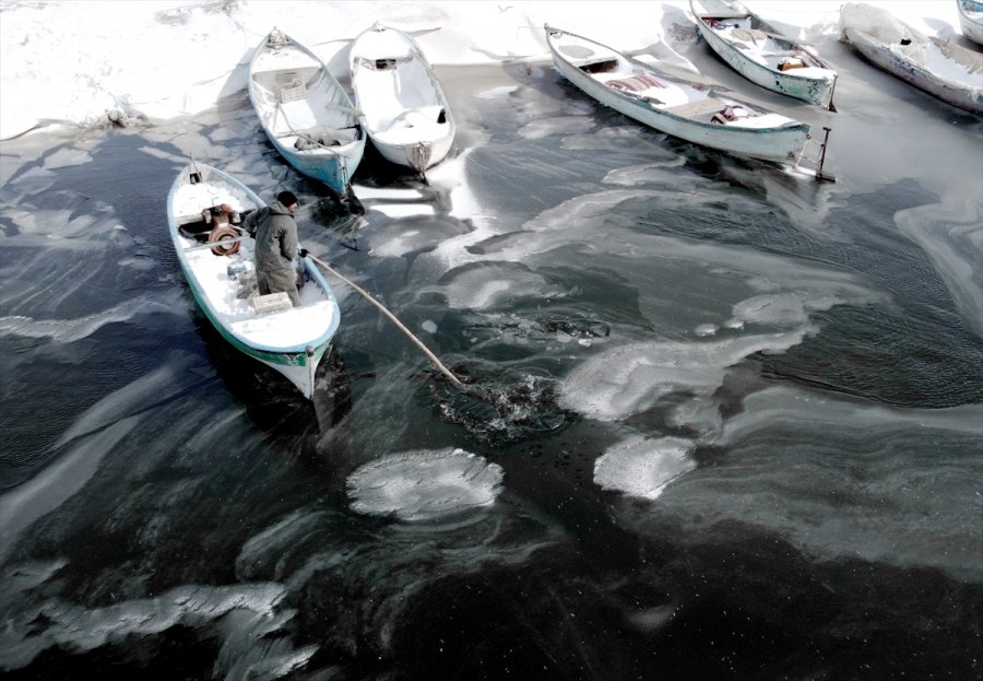 Konya'da Balıkçılar Eksi 18 Derecede Donan Beyşehir Gölü'nde Buzları Kırarak Avlanıyor