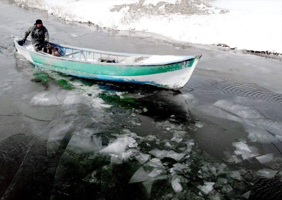 Konya'da Balıkçılar Eksi 18 Derecede Donan Beyşehir Gölü'nde Buzları Kırarak Avlanıyor