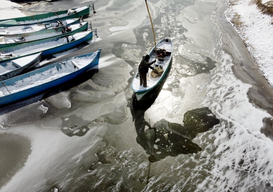 Konya'da Balıkçılar Eksi 18 Derecede Donan Beyşehir Gölü'nde Buzları Kırarak Avlanıyor