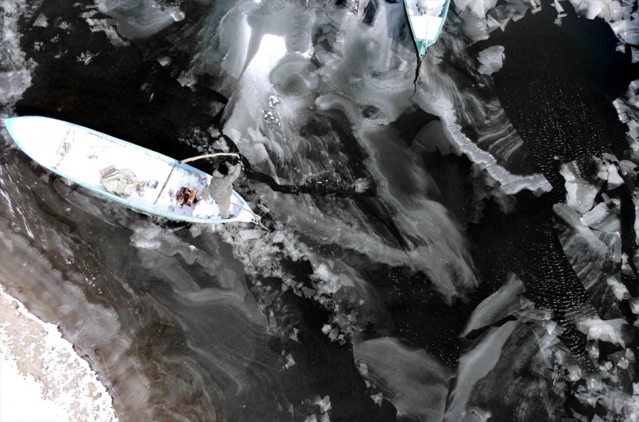 Konya'da Balıkçılar Eksi 18 Derecede Donan Beyşehir Gölü'nde Buzları Kırarak Avlanıyor