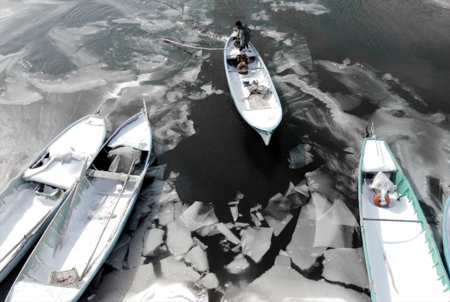 Konya'da Balıkçılar Eksi 18 Derecede Donan Beyşehir Gölü'nde Buzları Kırarak Avlanıyor