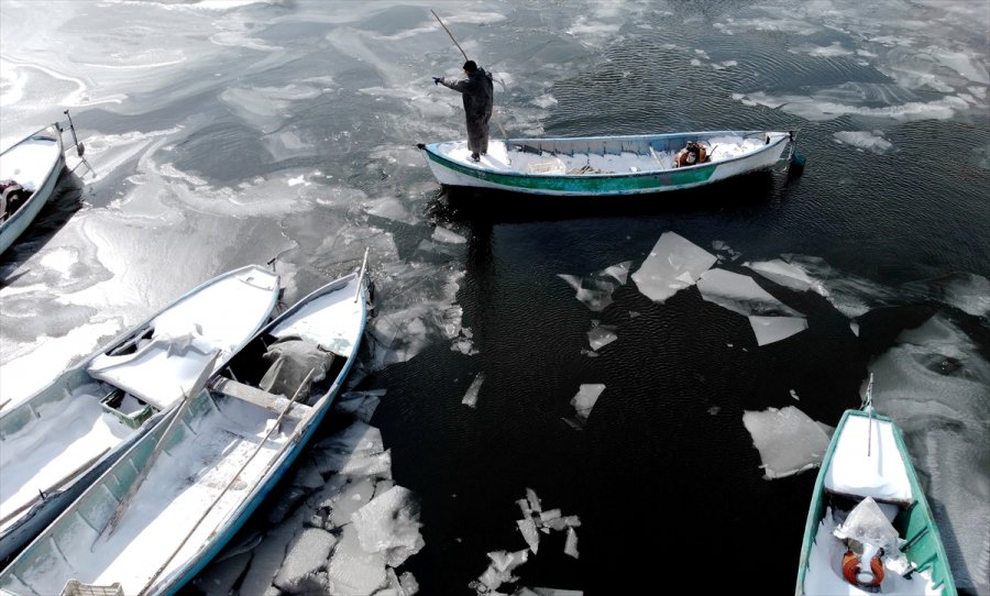 Konya'da Balıkçılar Eksi 18 Derecede Donan Beyşehir Gölü'nde Buzları Kırarak Avlanıyor