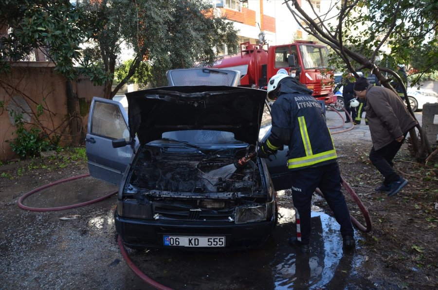 Manavgat'ta Park Halindeki Otomobil Yandı