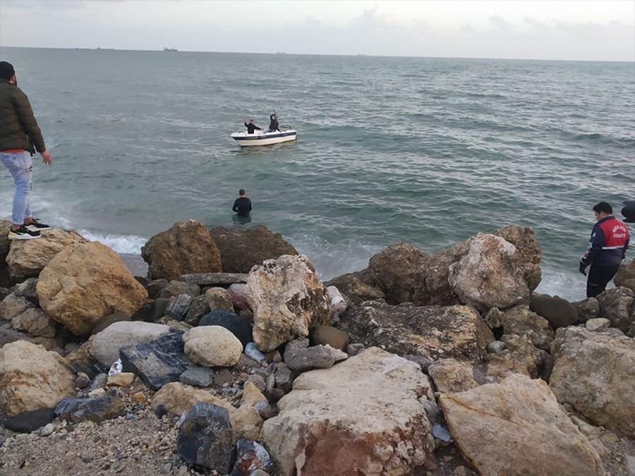 Mersin'de Denizde Ayağına Misina Takılan Martı İle Kuşa Yardıma Giden Teknedeki 2 Kişi Kurtarıldı