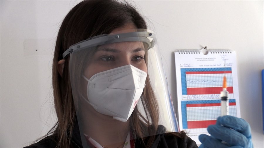 Sağlık Çalışanlarından Kovid-19 Aşısı Yaptıranlara 