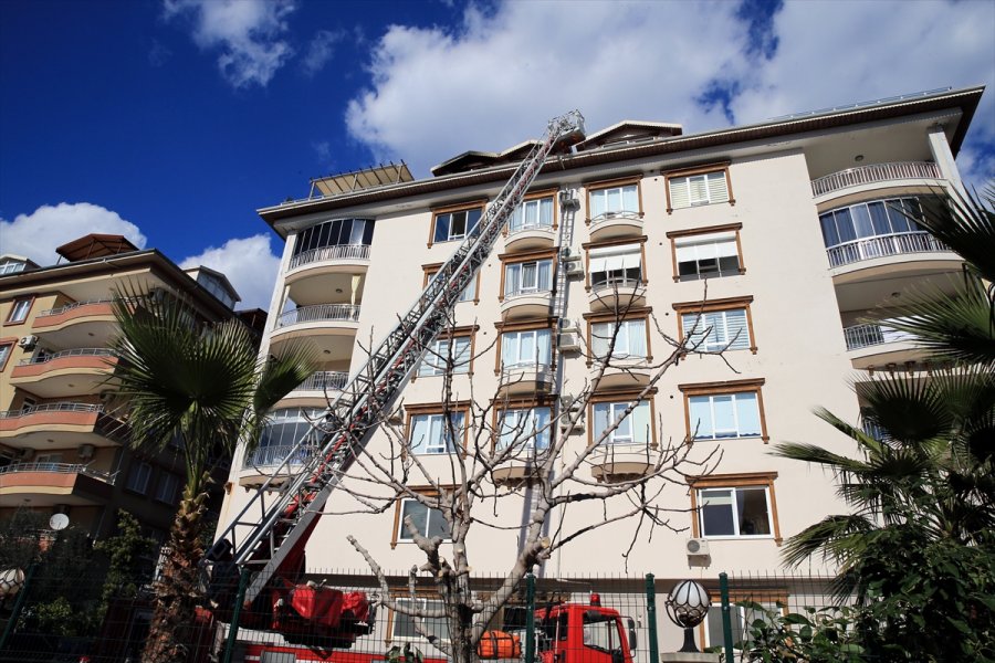 Antalya'da Bir Binanın Çatı Katında Çıkan Yangın Hasara Yol Açtı