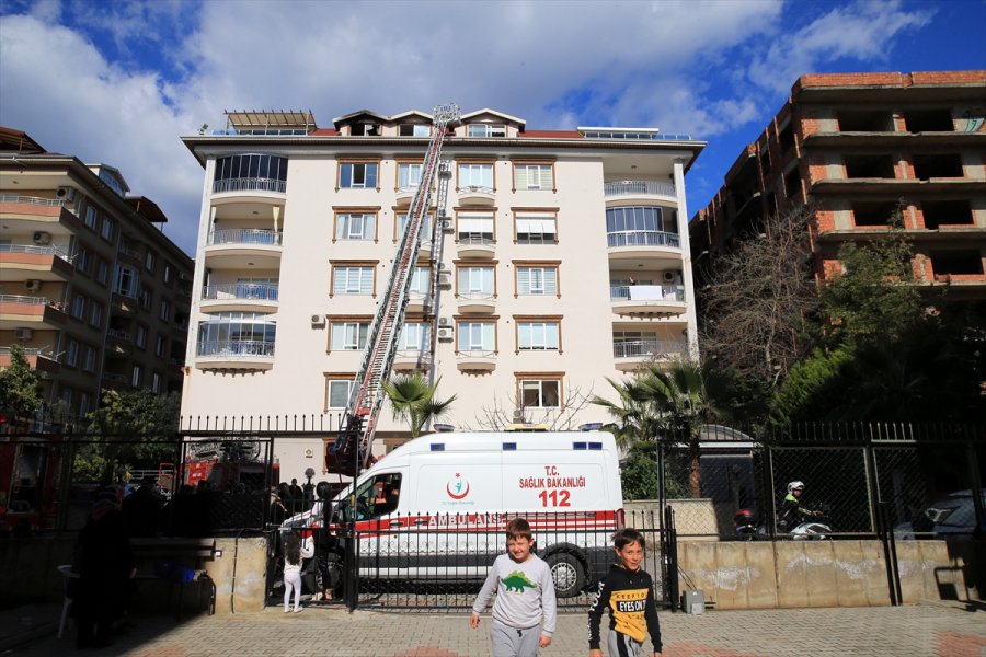 Antalya'da Bir Binanın Çatı Katında Çıkan Yangın Hasara Yol Açtı