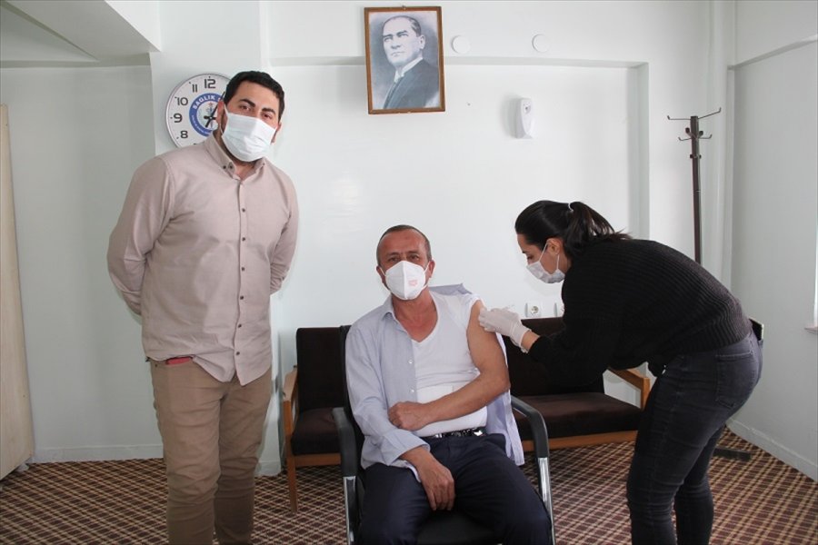 Yalıhüyük Belediye Başkanı Koçer, Kovid-19 Aşısı Yaptırdı