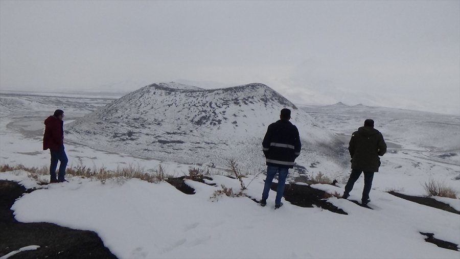 Kar Yağışıyla Güzelleşen Meke Gölü Ziyaretçilerini Ağırlıyor