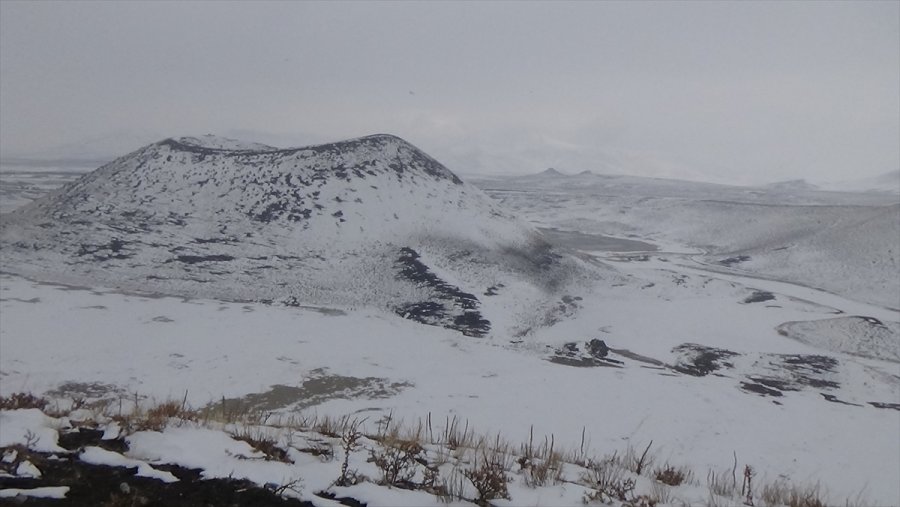Kar Yağışıyla Güzelleşen Meke Gölü Ziyaretçilerini Ağırlıyor