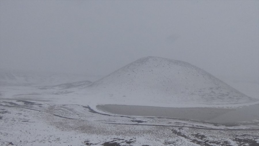 Kar Yağışıyla Güzelleşen Meke Gölü Ziyaretçilerini Ağırlıyor
