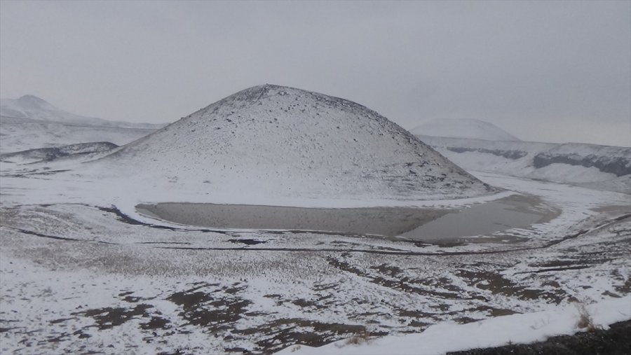 Kar Yağışıyla Güzelleşen Meke Gölü Ziyaretçilerini Ağırlıyor