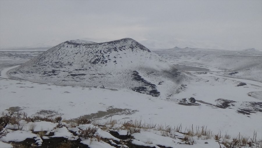 Kar Yağışıyla Güzelleşen Meke Gölü Ziyaretçilerini Ağırlıyor