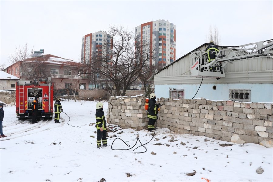 Kayseri'de Gecekonduda Çıkan Yangın Hasara Neden Oldu