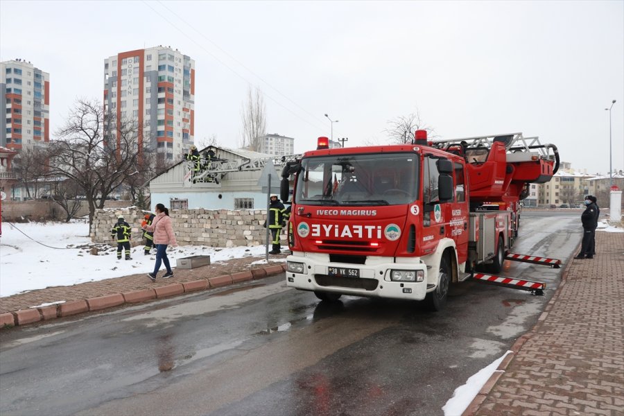 Kayseri'de Gecekonduda Çıkan Yangın Hasara Neden Oldu