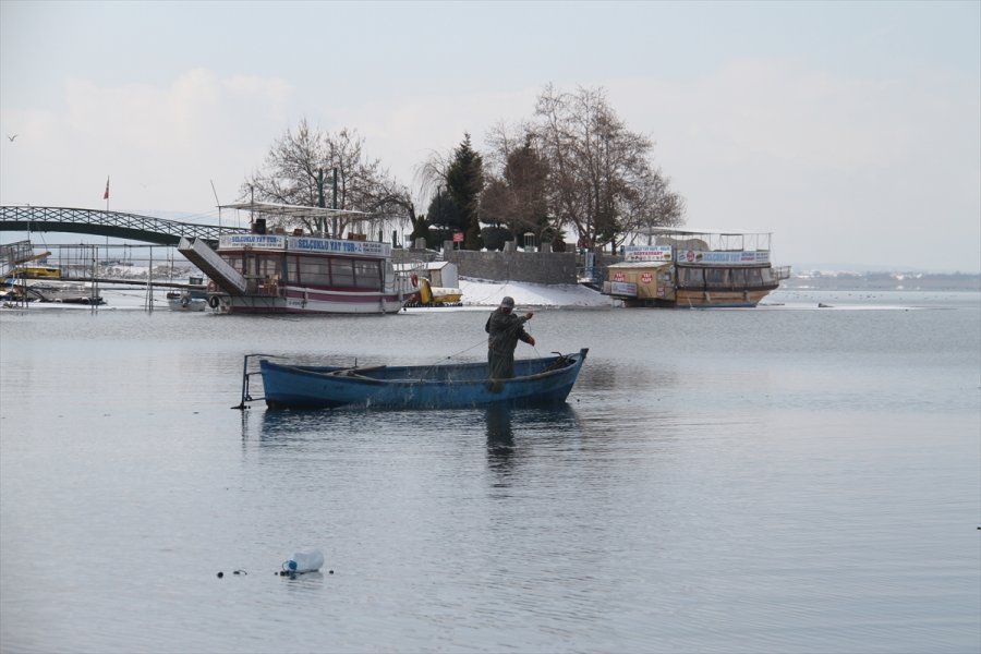 Kıyıları Buz Tutan Beyşehir Gölü'ne Yağan Kar Güzel Görüntüler Oluşturdu