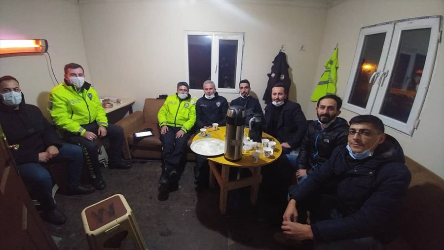 Ak Parti Gençlik Kollarından Kontrol Noktasındaki Polislere Çay İkramı