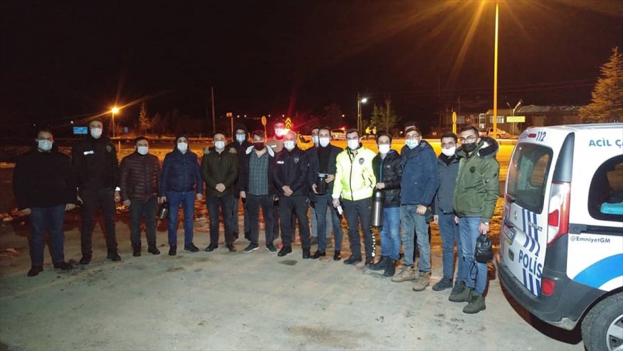 Ak Parti Gençlik Kollarından Kontrol Noktasındaki Polislere Çay İkramı