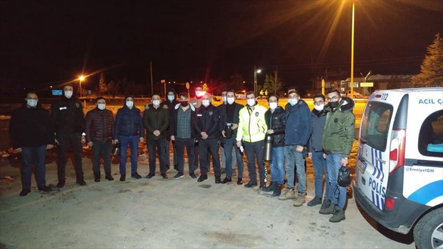 Ak Parti Gençlik Kollarından Kontrol Noktasındaki Polislere Çay İkramı