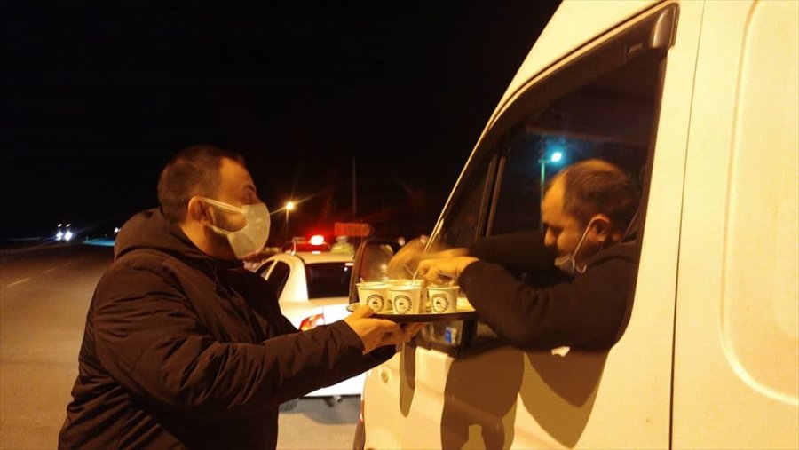 Ak Parti Gençlik Kollarından Kontrol Noktasındaki Polislere Çay İkramı