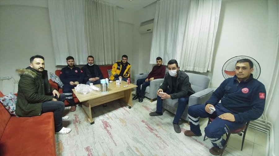 Ak Parti Gençlik Kollarından Kontrol Noktasındaki Polislere Çay İkramı