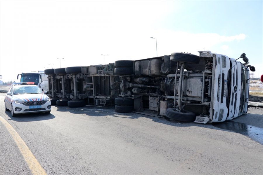 Kayseri'de Devrilen Kömür Tozu Yüklü Tırın Sürücüsü Yaralandı