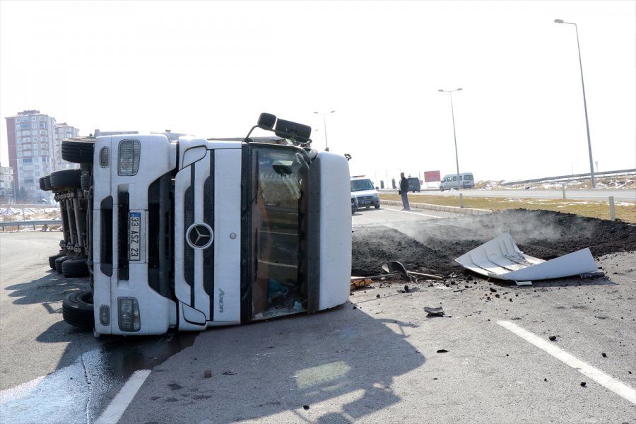 Kayseri'de Devrilen Kömür Tozu Yüklü Tırın Sürücüsü Yaralandı