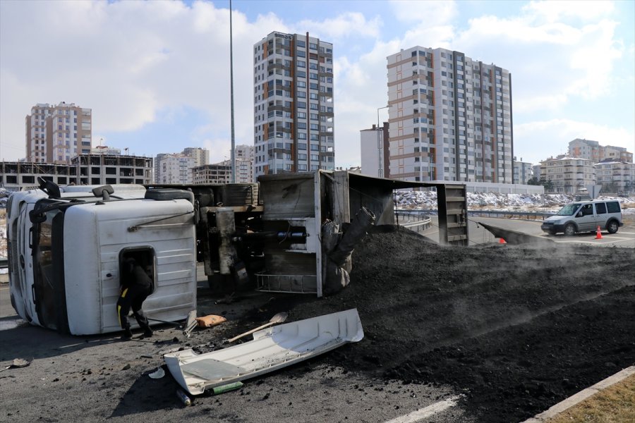 Kayseri'de Devrilen Kömür Tozu Yüklü Tırın Sürücüsü Yaralandı
