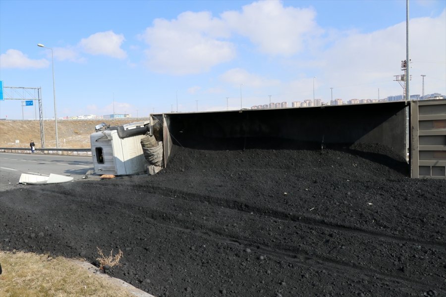 Kayseri'de Devrilen Kömür Tozu Yüklü Tırın Sürücüsü Yaralandı